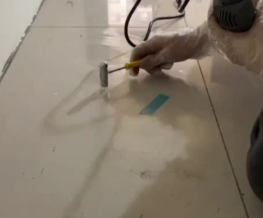 虎林瓷砖开裂维修公司专业分享瓷砖在铺贴前如果没有沥干水分，将会导致以下问题